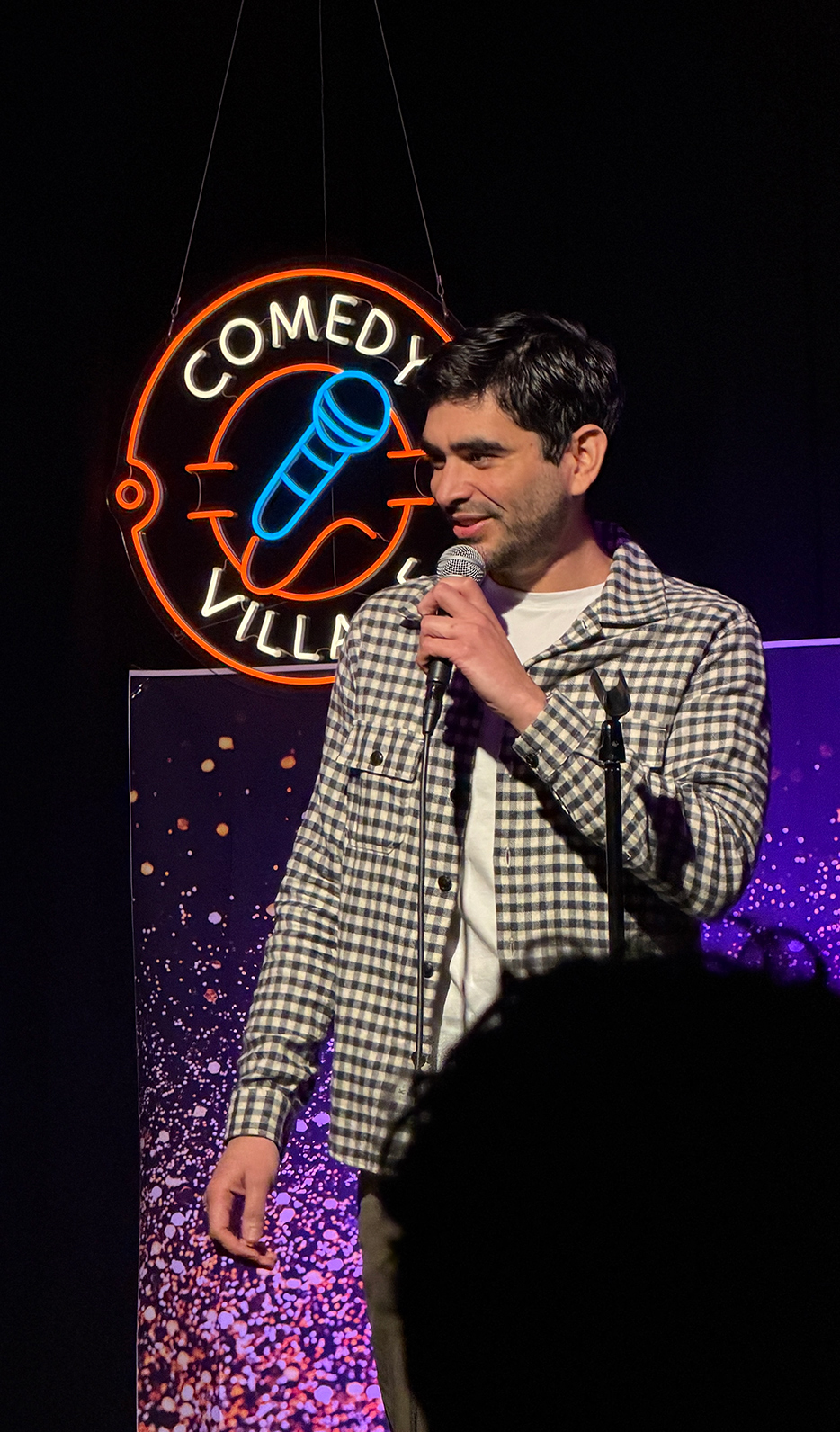 Manu Valencia en Comedy Village, Nueva York