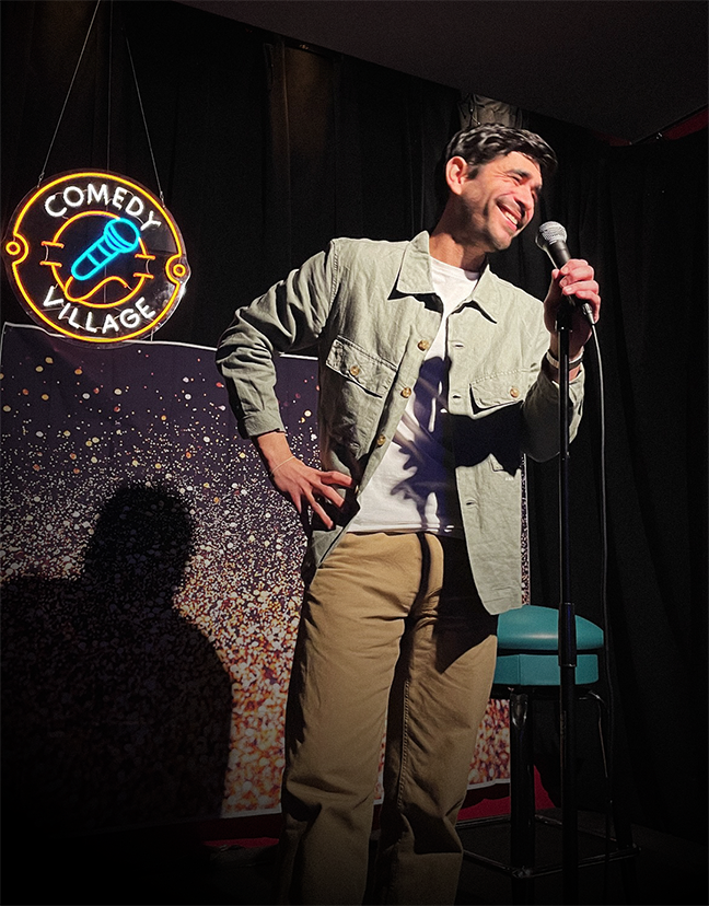 Manu como host en Comedy Village