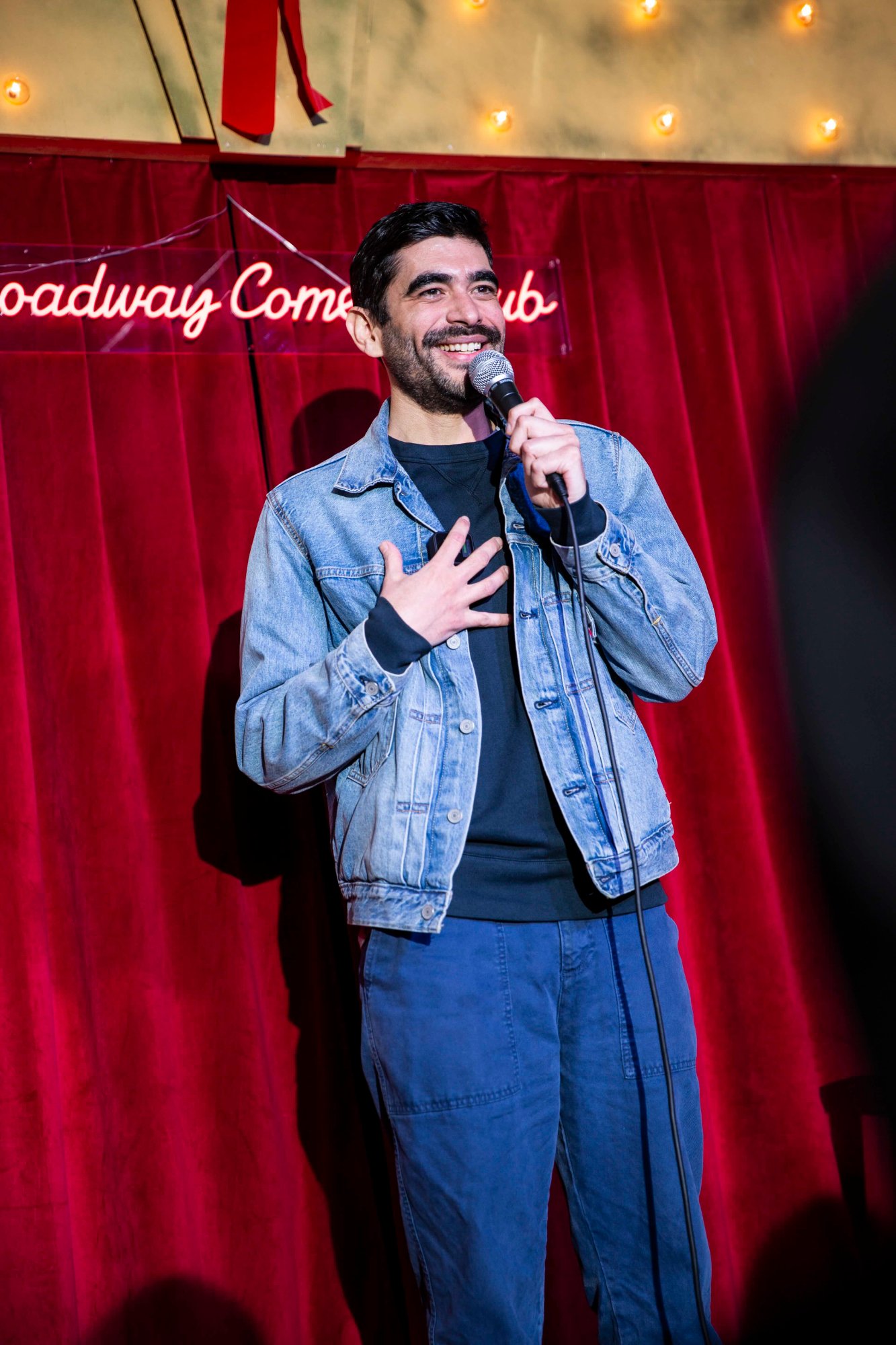 Manu Valencia en el Broadway Comedy Club, Nueva York
