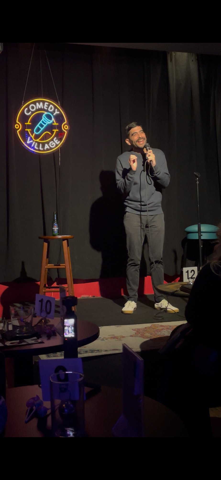 Manu Valencia en Comedy Village, Nueva York