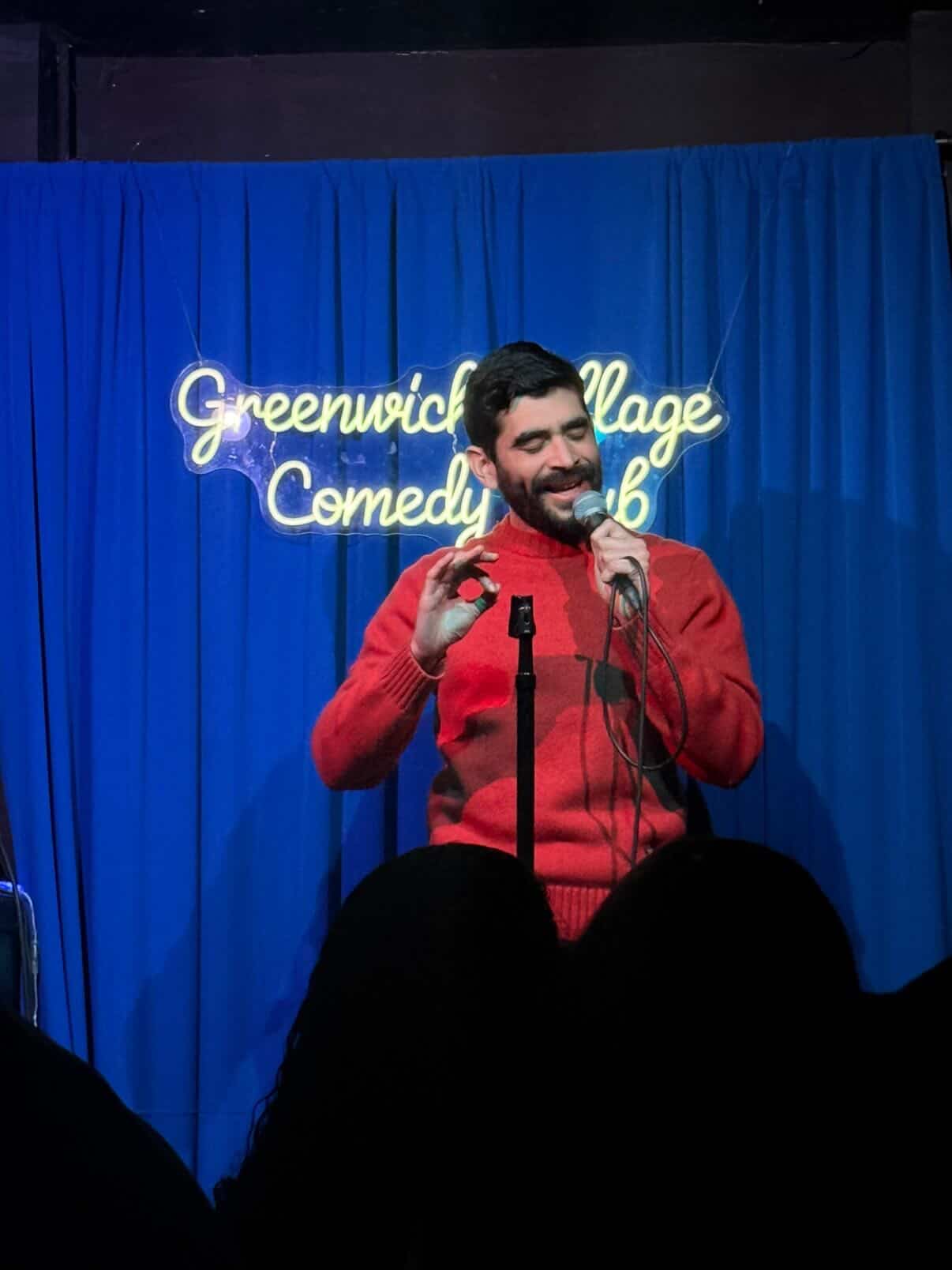 Manu Valencia en el Greenwich Village Comedy Club, Nueva York